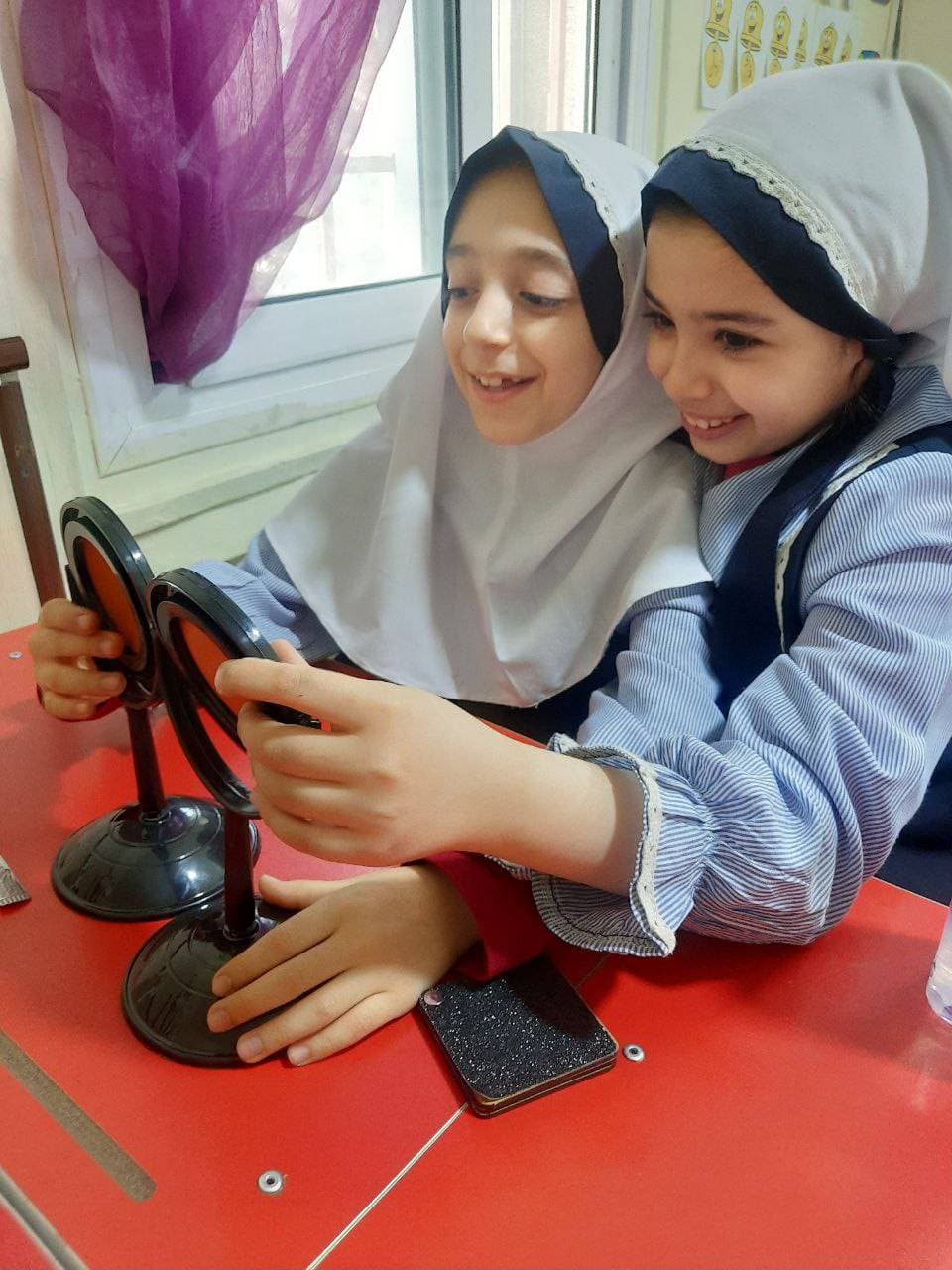 محیطی شاد و صمیمی در کلاس های درس